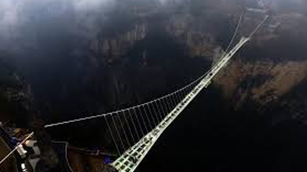 চিনের হুনান প্রদেশের এই স্কাইওয়াক ব্রিজ পর্যটকদের জন্য খুলে দেওয়া হয়েছিল ২০১৬ সালের ২০ অগস্ট।