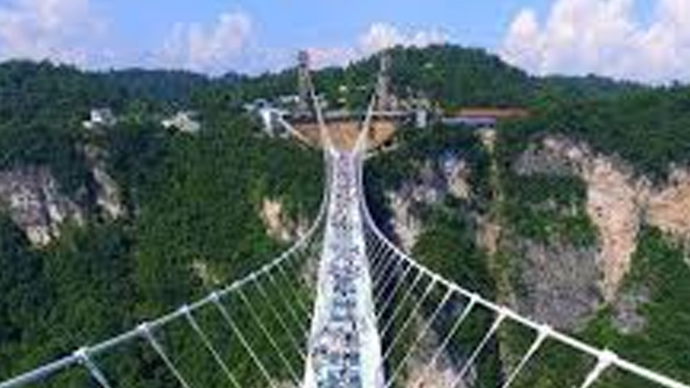 ভূমি থেকে ৯৮০ ফুট উচ্চতায় ১৪১০ ফুট লম্বা এবং ২০ ফুট চওড়া এই কাচসেতু একসঙ্গে ৮০০ জন পর্যটকের ভারবহনে সক্ষম।