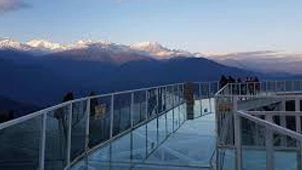 তবে রাজগীরের সেতুই দেশের প্রথম কাচের আকাশপথ নয়। এর আগে উত্তরাখণ্ডের হৃষিকেশে কাচের সেতু নির্মাণের পরিকল্পনা করা হয়েছে। পেলিংয়েও আছে গ্লাস স্কাইওয়াক।