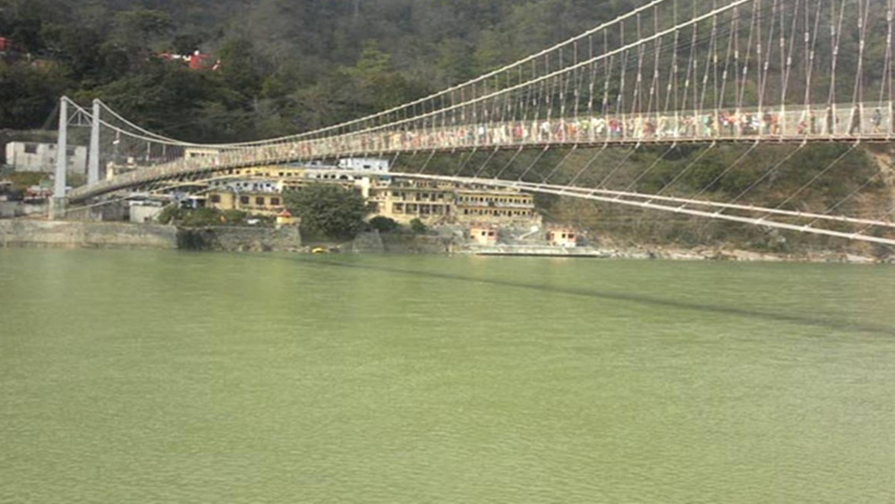 লছমনঝুলার আদি অকৃত্রিম সাসপেনশন ব্রিজটি তৈরি করা হয়েছিল ১৯২৩ সালে। সম্প্রতি সেতুটিকে ব্যবহারের অযোগ্য বলে ঘোষণা করা হয়েছে।