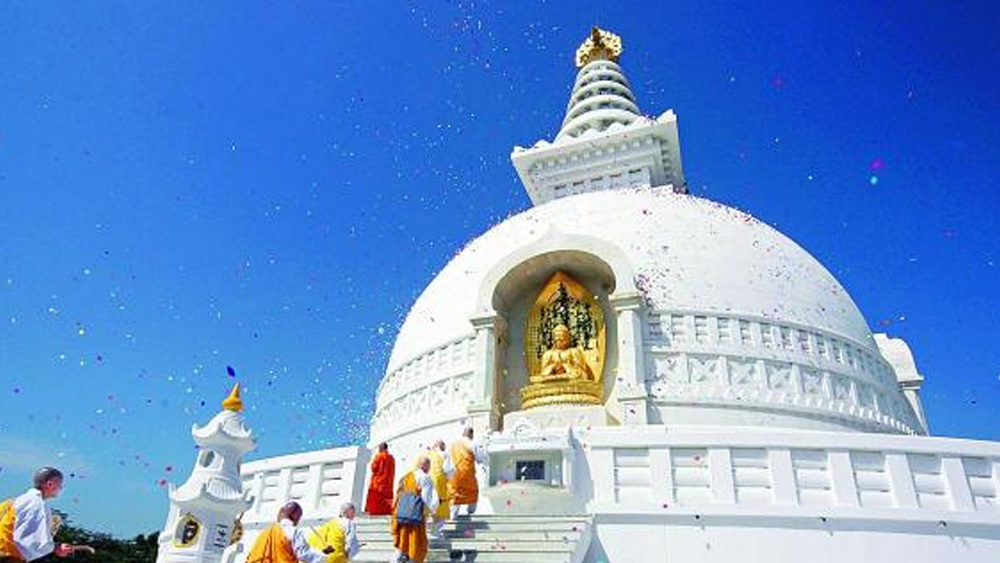 আড়াই হাজার বছরেরও প্রাচীন শহর রাজগৃহ বা রাজগীর ছিল প্রাচীন মগধের প্রথম রাজধানী। মৌর্য শাসনকালে দেশের শ্রেষ্ঠ জনপদগুলির মধ্যে অন্যতম ছিল এই নগর।