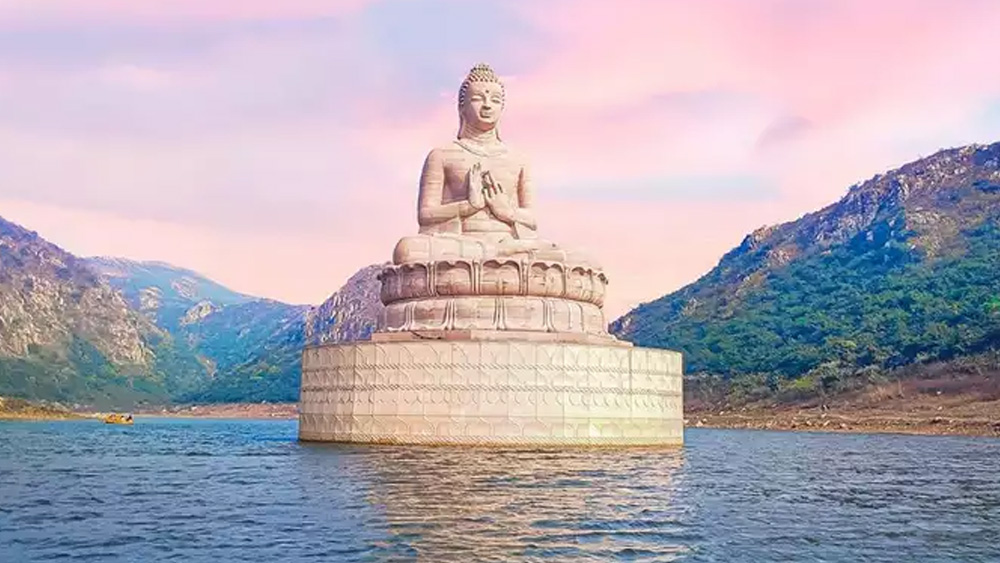 খ্রিষ্টপূর্ব পঞ্চম এবং ষষ্ঠ শতকে প্রতিবাদী আন্দোলনের আবহে এই শহরে ধর্মীয় মতবাদ প্রচার করেছিলেন মহাবীর এবং গৌতম বুদ্ধ, দু’জনেই। আজও বৌদ্ধ ও জৈনদের কাছে এই নালন্দা জেলার শহর পুণ্যভূমি।