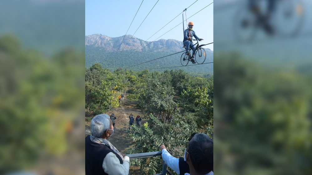 বিহার সরকারের আশা, পর্যটকদের কাছে দ্রুত জনপ্রিয় হবে নেচার ও জু সাফারিও। ইতিমধ্যেই সোশ্যাল মিডিয়ায় ভাইরাল চিনের ঝাংজিয়াজি গ্লাস ফুটপাথে দাঁড়িয়ে পর্যটকদের নানারকম আচরণ। হিউয়েন সাঙের দেশ থেকে সেই আতঙ্কমিশ্রিত আনন্দের স্বাদ এ বার আসতে চলেছে তাঁর প্রিয় বিচরণক্ষেত্র ভারতেও।