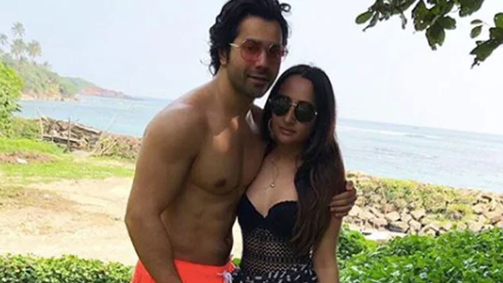 ‘স্টুডেন্ট অব দ্য ইয়ার’-এর নায়ক কিন্তু হাল ছাড়েননি। একাধিক বার প্রোপোজ করেছিলেন নাতাশাকে। তিনি বুঝেছিলেন তাঁর প্রতি নাতাশারও দুর্বলতা আছে। কিন্তু মুখ ফুটে বলতে পারছেন না।