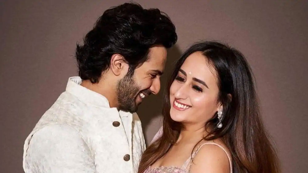 শেষ অবধি অবশ্য নাতাশাও তাঁর মনের কথা প্রকাশ করেই ফেলেন। সাড়া দেন বরুণের প্রেমের প্রস্তাবে।