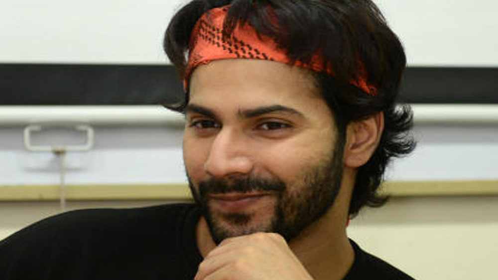 ডেভিড ধওয়নের ছেলে বরুণ ইন্ডাস্ট্রিতে প্রথম কাজ করেন সহকারী পরিচালক হিসেবে। ‘মাই নেম ইজ খান’ ছবিতে তিনি ছিলেন কর্ণ জোহরের সহকারী।