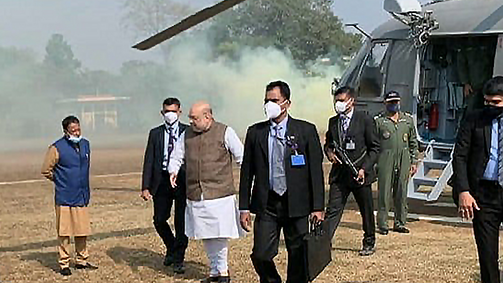 দু’দিনের বঙ্গ সফরের দ্বিতীয় দিন রবিবার সকালে কলকাতা থেকে হেলিকপ্টারে বোলপুর যান অমিত শাহ।