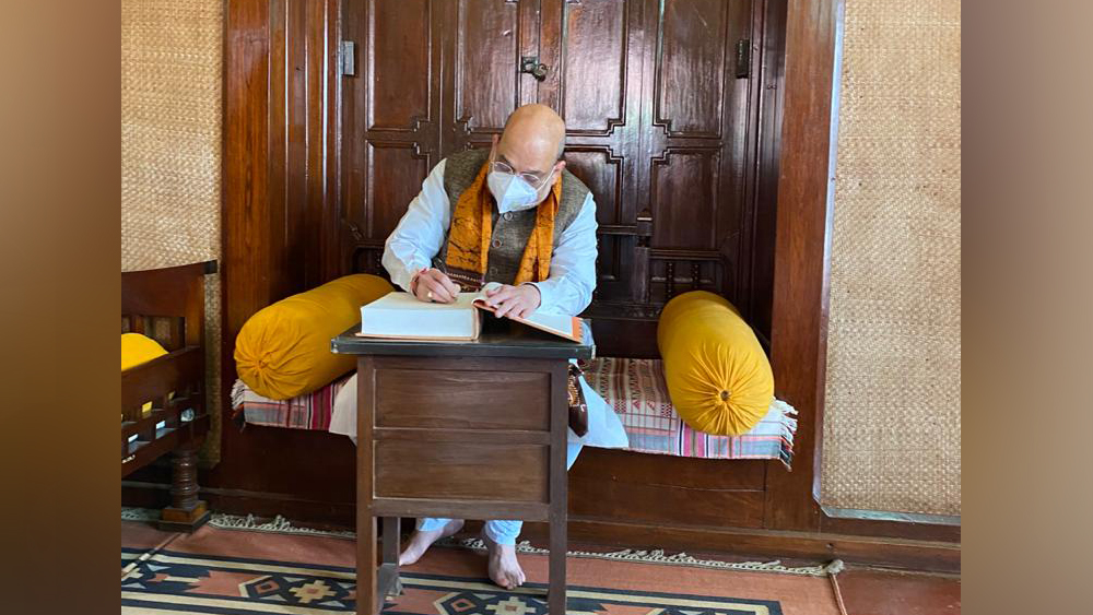 শান্তিনিকেতনে পৌঁছে বিশ্বভারতীর বিভিন্ন অনুষ্ঠানে যোগ দেন অমিত।