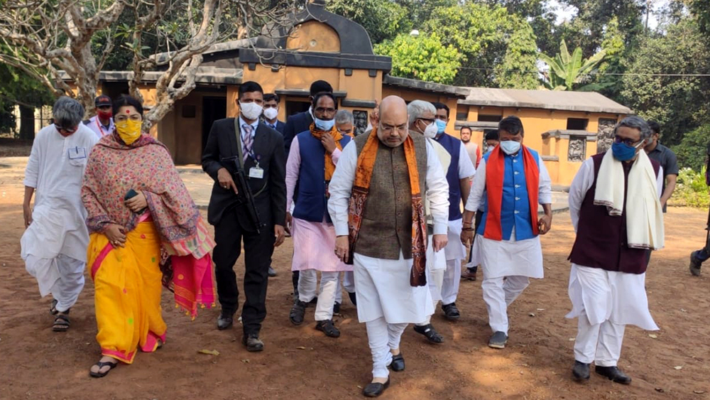 বিশ্বভারতী প্রাঙ্গনে রাজ্য নেতাদের নিয়েই ঘোরেন অমিত শাহ।