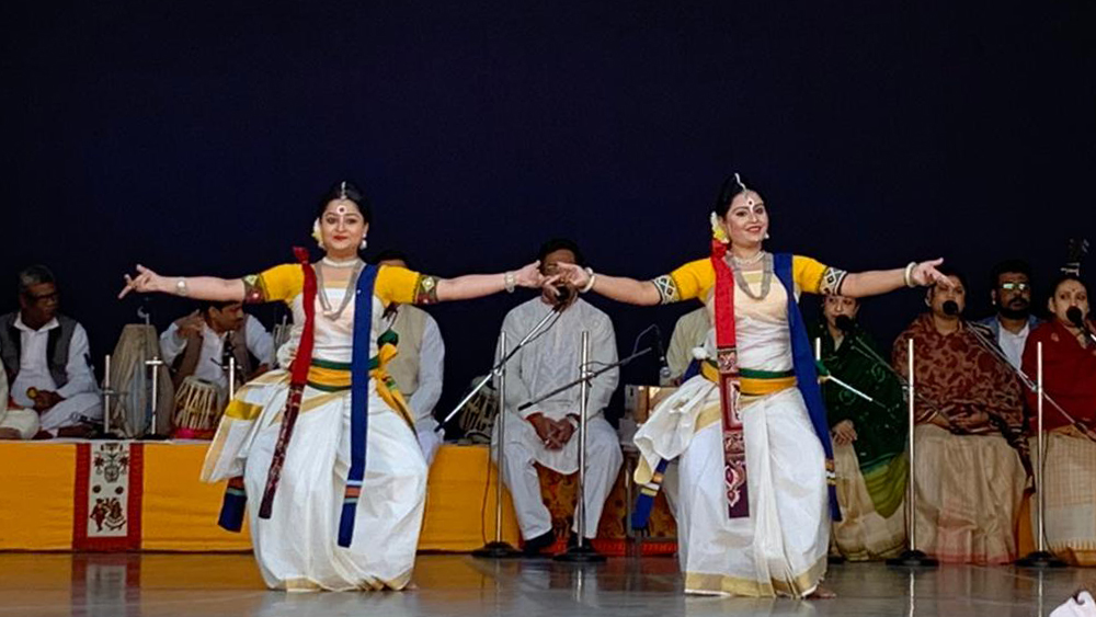 অমিত শাহর সামনে নৃত্য পরিবেশন করেন বিশ্বভারতীর পড়ুয়ারা।