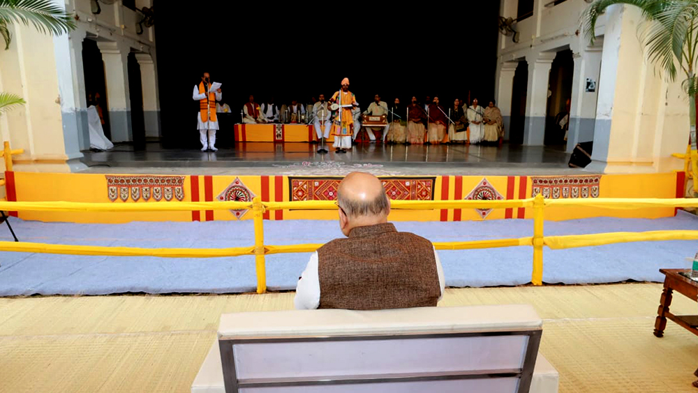 মঞ্চে বাউল গান পরিবেশন। শ্রোতা কেন্দ্রীয় স্বরাষ্ট্রমন্ত্রী।