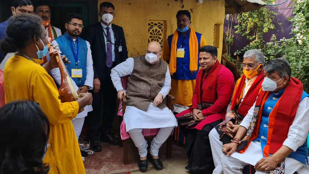 শ্যামবাটীতে বাসুদেব দাস বাউলের বাড়িতে মধ্যাহ্নভোজ সারেন অমিতে। সেখানেও জমে ওঠে গানের আসর।