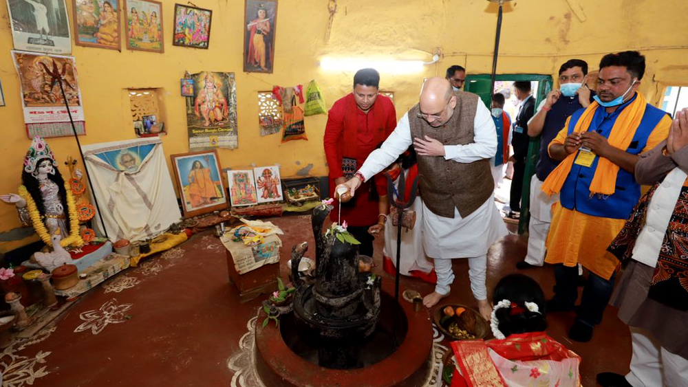 মধ্যাহ্নভোজের আগে বাসুদেব দাসের বাড়িতে প্রতিষ্ঠিত শিবলিঙ্গে পুজো দেন অমিত।