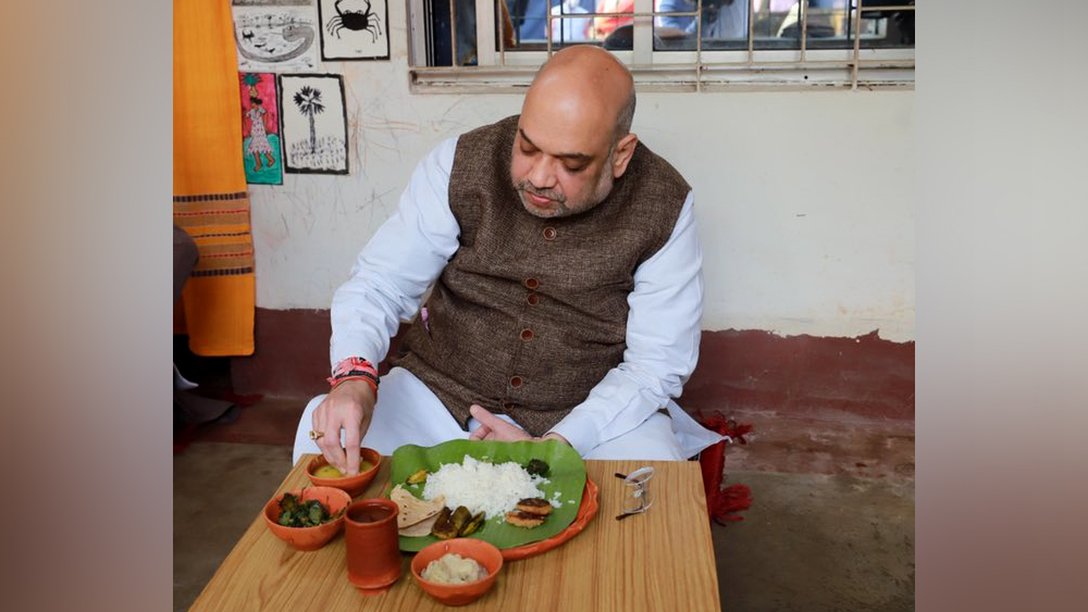 রবিবার অমিতের মেনু ছিল একেবারেই সাধারণ। অমিতের সঙ্গী ছিলেন রাজ্য নেতারাও।