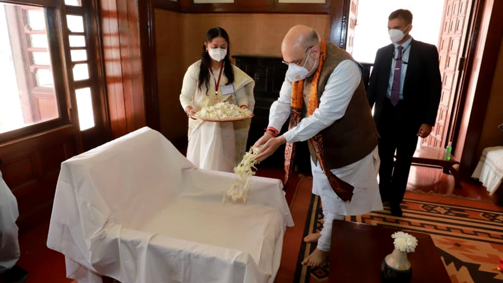 উত্তরায়ণে রবীন্দ্রনাথ ঠাকুরের ঘরে অমিত শাহ।