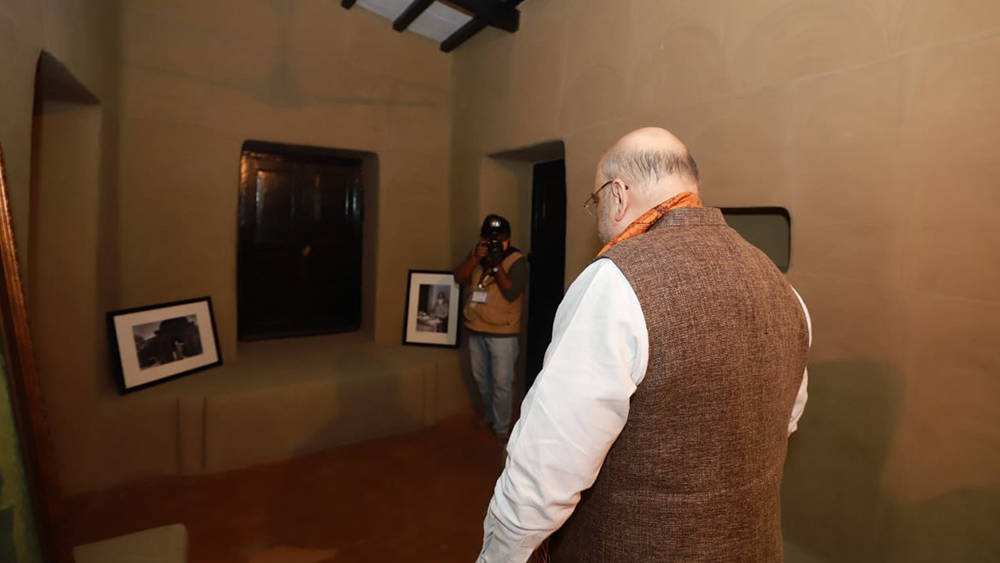 শান্তিনিকেতনের বিখ্যাত মাটির বাড়ি শ্যামলীতে অমিত শাহ।
