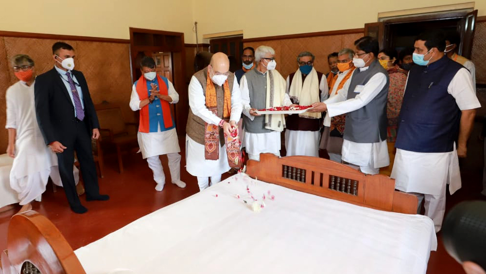 রবীন্দ্রনাথ ঠাকুরের প্রতি শ্রদ্ধা নিবেদনের অমিতের সঙ্গে ছিলেন রাজ্য বিজেপির নেতারাও।