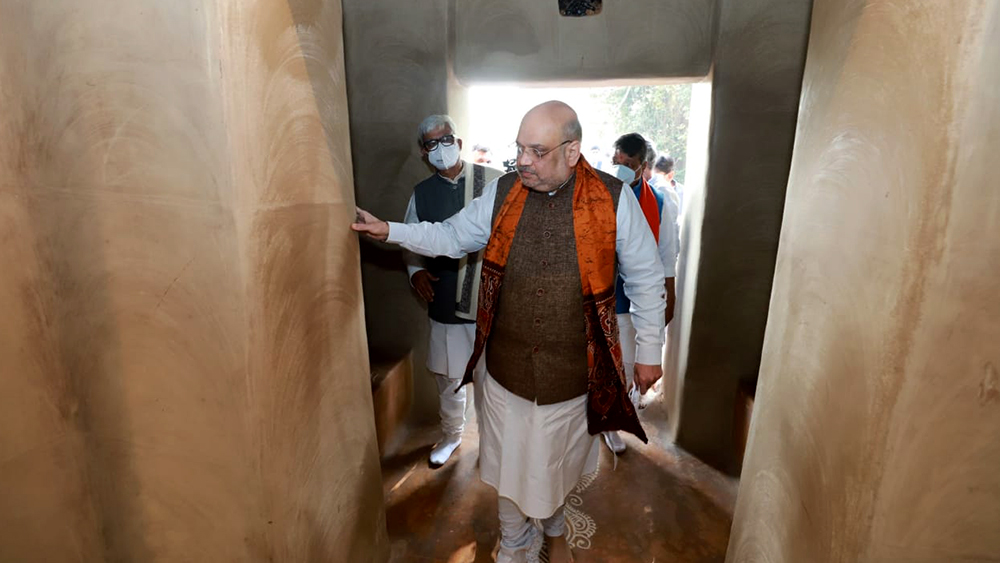 বেশ কিছু ক্ষণ সময় শ্যামলীতে কাটান অমিত।