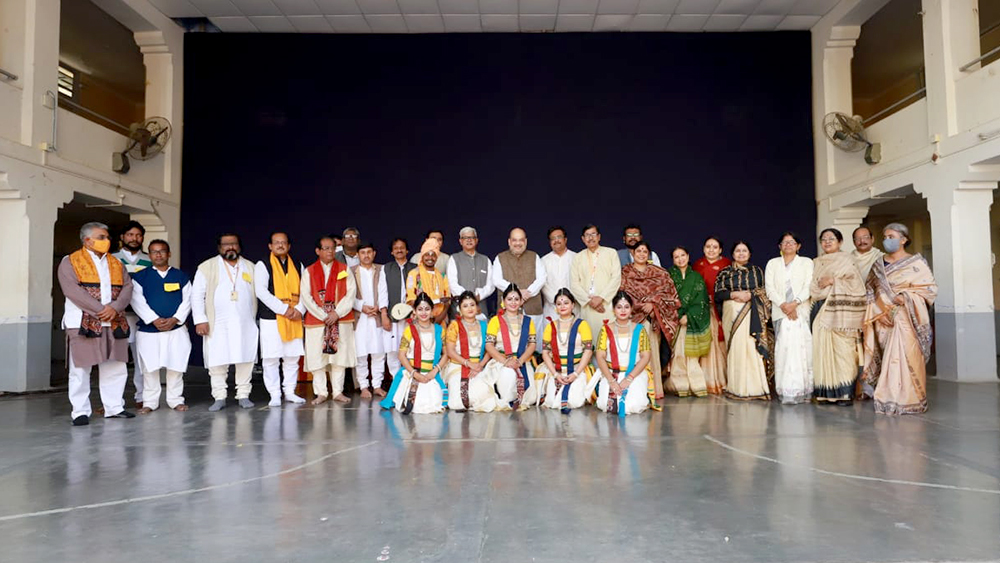 শান্তিনিকেতনে এক অনুষ্ঠানে অংশগ্রহণকারীদের সঙ্গে ছবিও তোলেন অমিত।