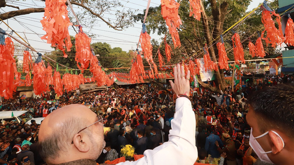 দুপুরে বোলপুরের ডাকবাংলো মাঠ এলাকা থেকে শুরু হয় অমিতের রোড শো।