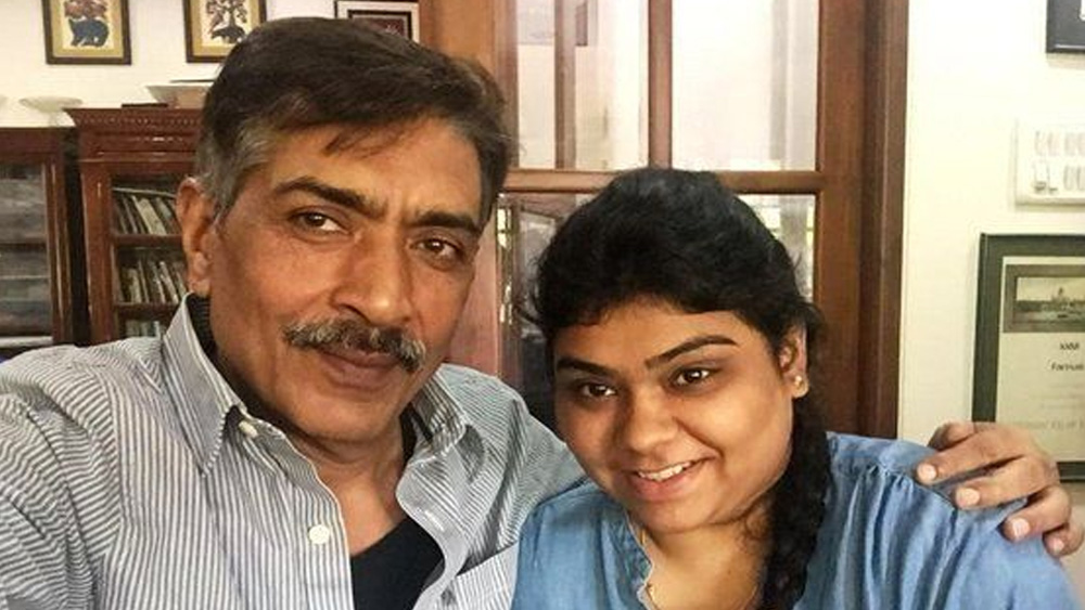 একসঙ্গে কাজ করেছেন নানা এবং দীপ্তিও। গৌতম ঘোষের ‘যাত্রা’ ছবিতে তাঁরা দু’জনে অভিনয় করেন। প্রাক্তন স্বামী প্রকাশের সঙ্গেও দীপ্তির সম্পর্ক বন্ধুত্বপূর্ণ। তাঁদের মেয়ে দিশা পোশাক পরিকল্পক হিসেবে কাজও করেছেন বাবার ইউনিটে।
(ছবি: আর্কাইভ এবং সোশ্যাল মিডিয়া)