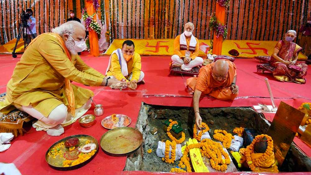 অযোধ্যা মামলার রায় ২০১৯ সালেই দিয়েছে সুপ্রিম কোর্ট। এর পর অতিমারির মধ্যেই নতুন সাজে সেজে উঠেছে রাম জন্মভূমি। মহা সমারোহে স্থাপিত হয়েছে রামমন্দিরের ভিত্তিপ্রস্তর।