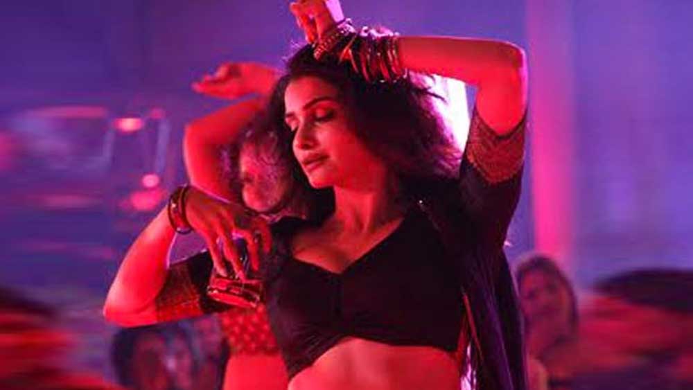 অভিযোগ, প্রাচীকে এই নাচের জন্য সিলিকন ইমপ্ল্যান্ট ব্যবহার করতে বলেছিলেন কস্টিউম ডিজাইনাররা। শুনেই নাকি ক্ষোভে ফেটে পড়েন প্রাচী। রাগ করে নিজেকে বন্দি করে নেন ভ্যানিটি ভ্যানে।