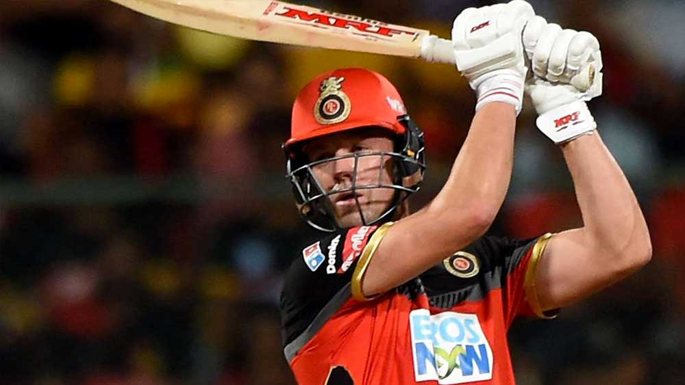 দক্ষিণ আফ্রিকার এবি ডি’ভিলিয়ার্স সীমিত ওভারের ক্রিকেটে আক্রমণাত্মক ব্যাটসম্যান হিসেবে পরিচিত। দেড় দশকের কেরিয়ারে তিনি ৩ বার একদিনের ক্রিকেটে ‘আইসিসি প্লেয়ার অব দ্য ইয়ার’ হয়েছেন। আইপিএল-এর সফল ক্রিকেটারদের মধ্যেও তিনি অন্যতম। এ বছর তিনি খেলেছেন রয়্যাল চ্যালেঞ্জার্স বেঙ্গালুরুর হয়ে। এ বছর আইপিএল-এ তাঁর পারিশ্রমিক ছিল ১১ কোটি টাকা। তিনি এ বছরের আইপিএল-ধনী তালিকার নবম স্থানের চতুর্থ ক্রিকেটার।