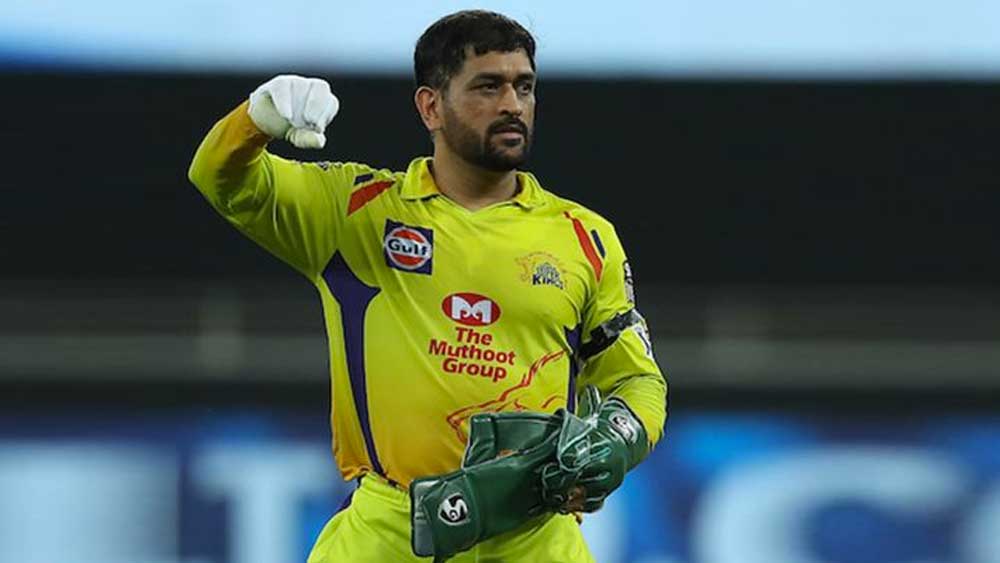 রোহিতের সমান উপার্জন করেছেন মহেন্দ্র সিংহ ধোনি। প্রাক্তন ভারত অধিনায়ক আছেন এই তালিকার দ্বিতীয় স্থানে। ক্যাপ্টেন কুল-এর অধিনায়কত্বে ২০১০, ২০১১ এবং ২০১৮— এই তিন বছর আইপিএলজয়ী হয় চেন্নাই সুপার কিংস। এ ছাড়াও তিনি রাইজিং পুণে সুপারজায়ান্টের হয়ে খেলেছেন আইপিএল-এ।