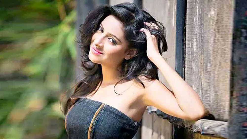 অভিনয়ে কেরিয়ার করবেন বলে তার অনেক আগেই জামশেদপুর থেকে চলে এসেছিলেন মুম্বই। টেলিভিশনে প্রত্যুষার প্রথম কাজ ‘রক্ত সম্বন্ধ’ ধারাবাহিকে।