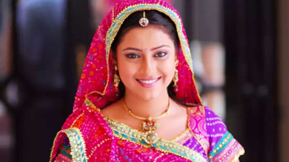 প্রোডাকশন হাউসের কাছে বারবার প্রত্যাখ্যাত হওয়ার পরে এসেছিল প্রথম সুযোগ। ‘রক্ত সম্বন্ধ’-র পরে তিনি অভিনয় করেছিলেন ‘ইয়ে রিশতা ক্যায়া কহেলতা হ্যায়’ ধারাবাহিকে। তার পর কঠোর প্রতিযোগিতার মধ্যে দিয়ে সুযোগ পান ‘বালিকা বধূ’ ধারাবাহিকে।