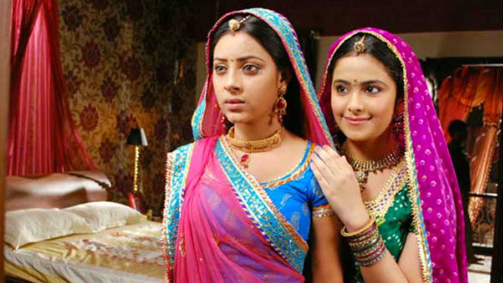 ধারাবাহিকের মুখ্য চরিত্র ‘আনন্দী’-র বড় বেলায় অভিনয় করেছিলেন তিনি। তাঁর আগে আনন্দীর শৈশবের ভূমিকায় রূপদান করেছিলেন অবিকা গোর। এই চরিত্রে সুযোগ পাওয়ার ক্ষেত্রে প্রত্যুষার নিকটতম প্রতিদ্বন্দ্বী ছিলেন লখনউয়ের নিবেদিতা তিওয়ারি এবং মুম্বইয়ের কেতকী চিতালে।