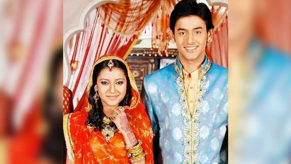 ২০১০ থেকে ২০১৩ অবধি প্রত্যুষা অভিনয় করেছিলেন আনন্দীর চরিত্রে। তিনি এই ধারাবাহিক এবং ‘আনন্দী’ চরিত্রের জনপ্রিয়তা ধরে রাখতে পেরেছিলেন। তাঁর বিপরীতে জগদীশের ভূমিকায় অভিনয় করেছিলেন শশাঙ্ক ব্যাস।