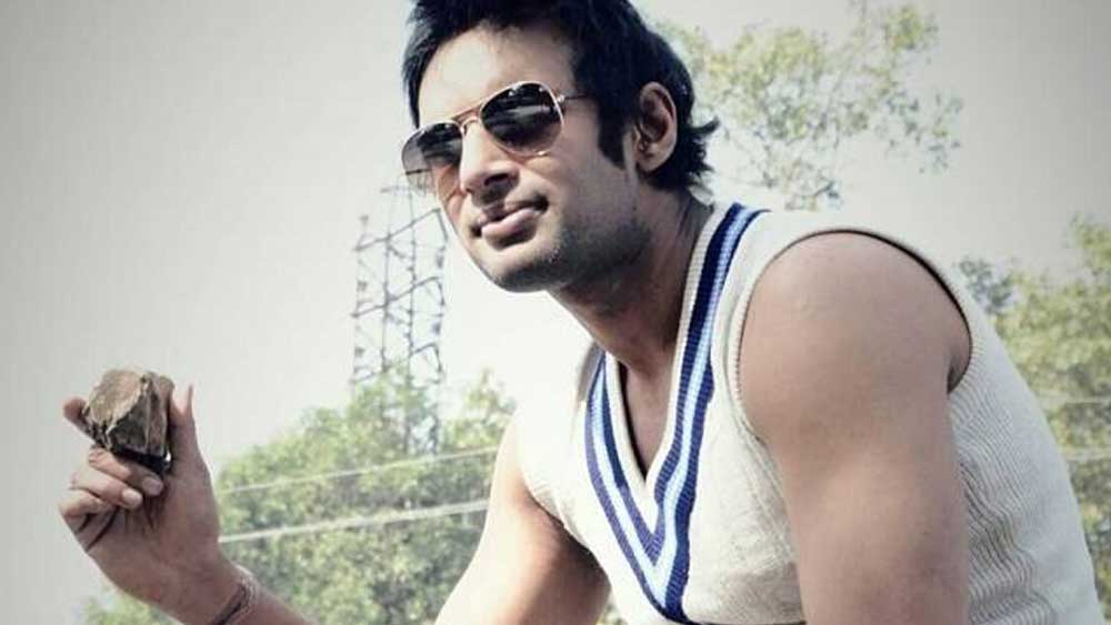 তবে ইন্ডাস্ট্রিতে রাহুলের সুনাম বিশেষ নেই। বলিউডের একাধিক সূত্র বলছে, মেয়েদের সঙ্গে সম্পর্ক তৈরি করে তাঁদের ঠকানোই ছিল রাহুলের কাজ। নাম প্রকাশে অনিচ্ছুক ইন্ডাস্ট্রির এমন অনেক মহিলার সঙ্গেই রাহুলের ঘনিষ্ঠ সম্পর্ক ছিল। সম্পর্ক তৈরি করে তাঁদের টাকাপয়সা হাতিয়ে নিতেন রাহুল।