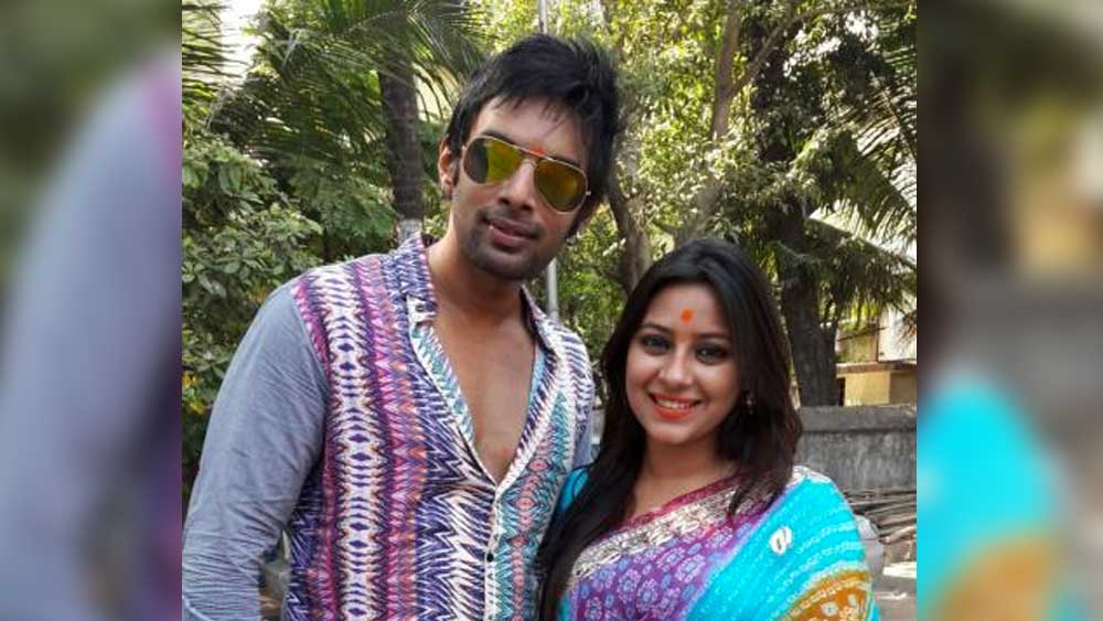 এর পর মুম্বইতে সালোনির সঙ্গে সম্পর্ক গড়ে ওঠে রাহুলের। কিন্তু সেই সম্পর্কে কিছু দিনের মধ্যেই ভাঙন ধরে। তার পরই রাহুলের জীবনে আসেন প্রত্যুষা। কিন্তু অভিযোগ, সৌগতার বিষয়ে প্রত্যুষাকে কিছুই জানাননি রাহুল। প্রত্যুষার বাবা-মাও রাহুলের আগের বিয়ের বিষয়ে কিছুই জানতেন না