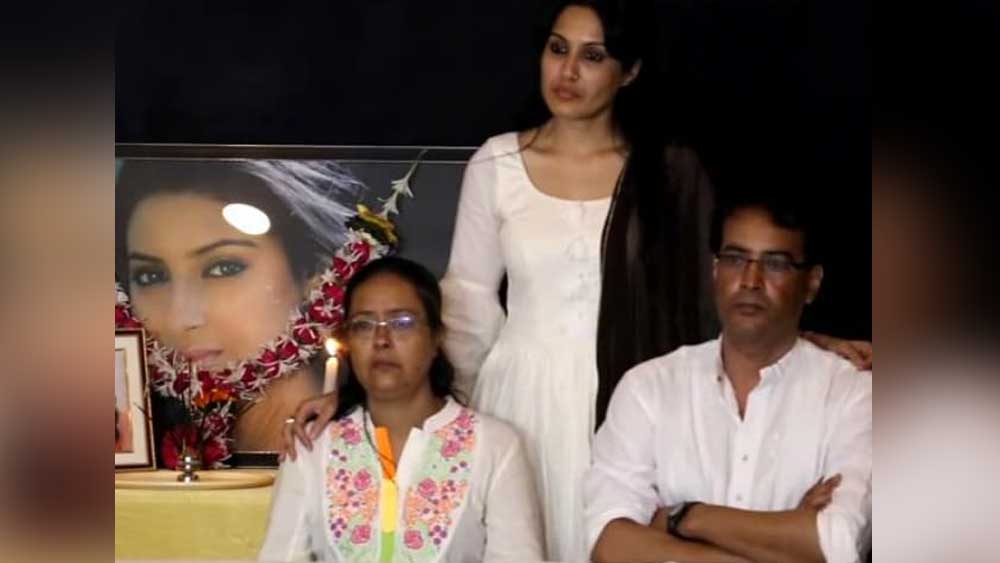 মেয়ের মৃত্যুরহস্যকে এখনও আত্মহত্যা বলে মেনে নিতে পারেন না প্রত্যুষার বাবা মা। তাঁদের চোখে রাহুলই এখনও দোষী। ‘সুবিচারের’ আশায় দিন গুনছেন তাঁরা।