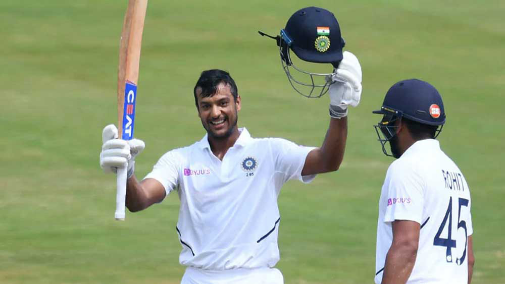 হাসপাতাল সূত্রে জানা গিয়েছে মায়াঙ্ক চিকিৎসকদের জানিয়েছেন, তাঁর মুখ এবং গলায় তীব্র জ্বালা করছে। তাঁর সঙ্গে আগরতলায় থেকে গিয়েছেন কর্নাটক দলের ম্যানেজার।