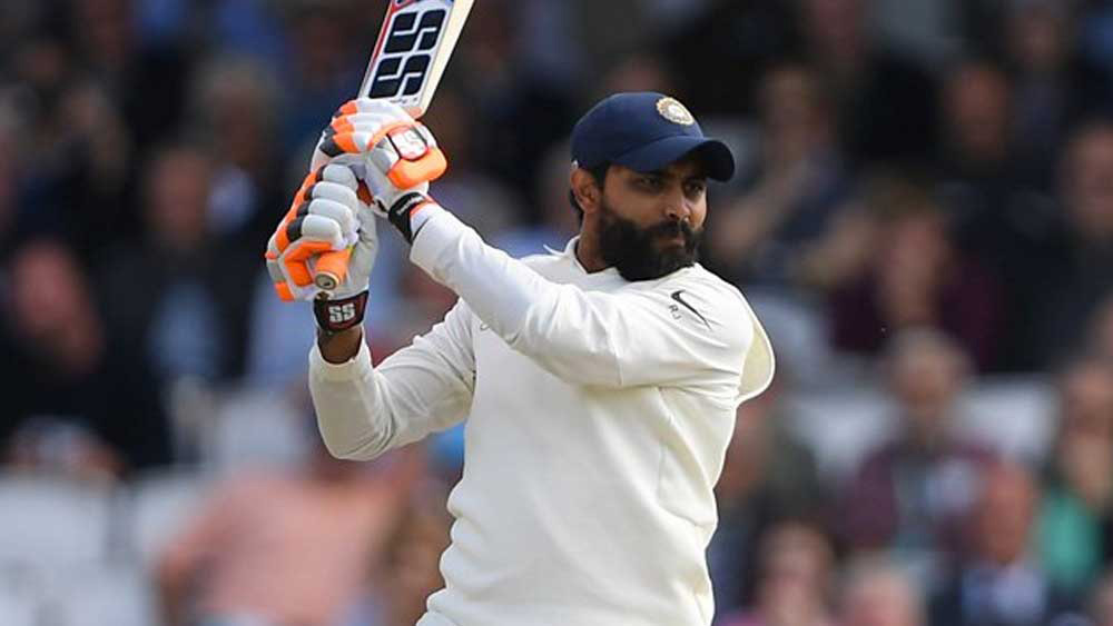 রবীন্দ্র জাদেজা: প্রথম টেস্টে হনুমা বিহারী ভাল খেলতে পারেননি। তাঁর জায়গায় রবীন্দ্র জাদেজার দলে আসার সম্ভাবনা প্রবল। বাঁহাতি এই অলরাউন্ডারও সীমিত ওভারের ফর্ম্যাটে ছিলেন দুর্দান্ত ফর্মে। তিনি এলে দলেরই ভারসাম্য বাড়বে।