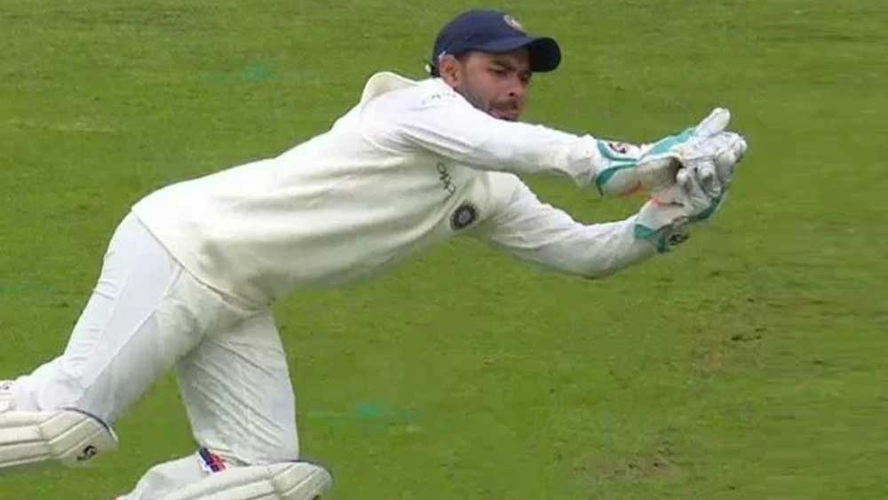 ঋষভ পন্থ: প্রথম টেস্টে ব্যাট হাতে ঋদ্ধিমানের খারাপ পারফরম্যান্স ফের প্রথম এগারোর দরজা খুলে দিতে পারে ঋষভের সামনে। বাঁহাতি ব্যাটসম্যান প্রস্তুতি ম্যাচে সেঞ্চুরিও করেছেন।