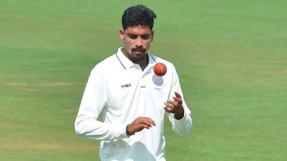 মহম্মদ সিরাজ: মহম্মদ শামির চোট টেস্ট দলের দরজা খুলে দিতে পারে এই পেসারের সামনে। প্রস্তুতি ম্যাচে ভাল বল করে নজর কাড়েন এই ডানহাতি পেসার।