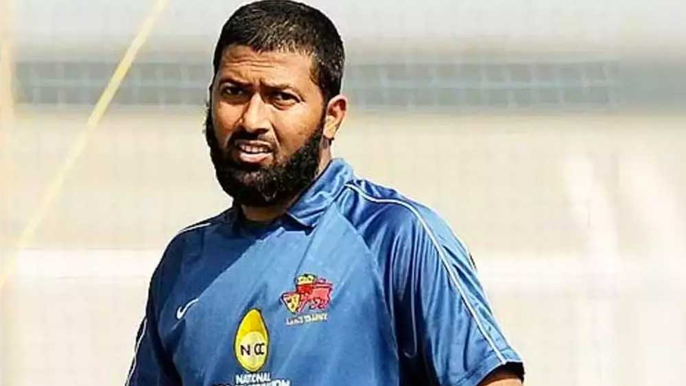 স‌ংসারের যাবতীয় কাজ করে সারা দিন ধরে তিনি ৭-৮ রকমের আচার বানাতেন। তার পর জাফরের এক ভাই ঘুরে ঘুরে সেই আচার বিক্রি করতেন। তাঁর কেরিয়ারের জন্য পরিবারের এই স্বার্থত্যাগকে প্রতি পদে কুর্নিশ করেছেন জাফর।