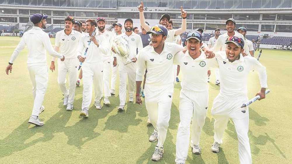 মোট ১০ বার রঞ্জিজয়ী দলের সদস্য ছিলেন তিনি। ৮ বার মুম্বইয়ের হয়ে এবং ২ বার বিদর্ভের হয়ে। রঞ্জিতে সর্বোচ্চ শতরানের কৃতিত্বও তাঁর। জাফর ৪০টি শতরান করেছেন এই টুর্নামেন্টে।