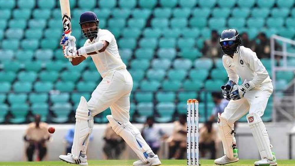 ৫ বছর পরে ২০০৬ সালে দক্ষিণ আফ্রিকার বিরুদ্ধেই ওয়ান ডে ম্যাচে অভিষেক হয় তাঁর। তবে সীমিত ওভারের ম্যাচে তাঁর ফর্ম কোনও দিনই ভাল ছিল না। খেলতেন টেস্ট দলেই। তাও অনিয়মিত।