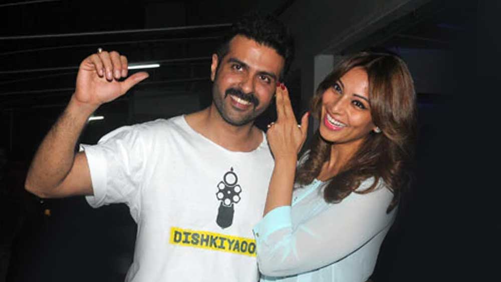 এর পর ২০১৪ সালে বিপাশা বসু নিজেই জানান তিনি হরমনের সঙ্গে ডেট করছেন। কিন্তু তাঁদের ঘনিষ্ঠতা স্থায়ী ছিল মাত্র কয়েক মাসের জন্য। ব্যর্থ নায়কের সঙ্গে বেশি দিন ঘনিষ্ঠতা বজায় রাখতে আপত্তি ছিল বিপস-এরও।