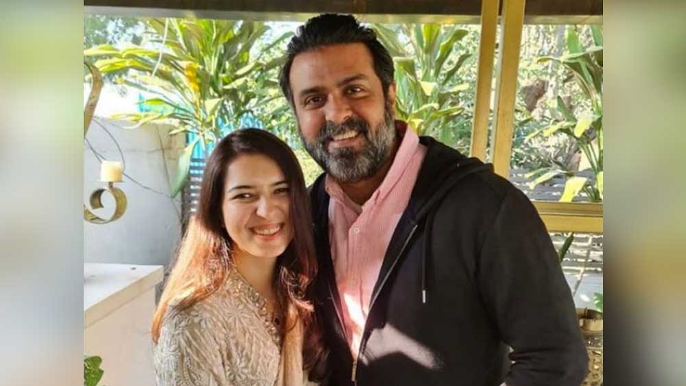 হরমনের হবু স্ত্রী সাশা পেশায় এক জন ‘ওয়েলনেস এক্সপার্ট’। জীবনে ভাল থাকার মূলমন্ত্র শেখান তিনি। আছে নিজস্ব ব্লগও। বিয়ের পরে অর্ধাঙ্গিনীর সান্নিধ্যে জীবনের নতুন স্বাদ পাবেন এই বিস্মৃত নায়ক। আশা সিনেপ্রেমীদের।