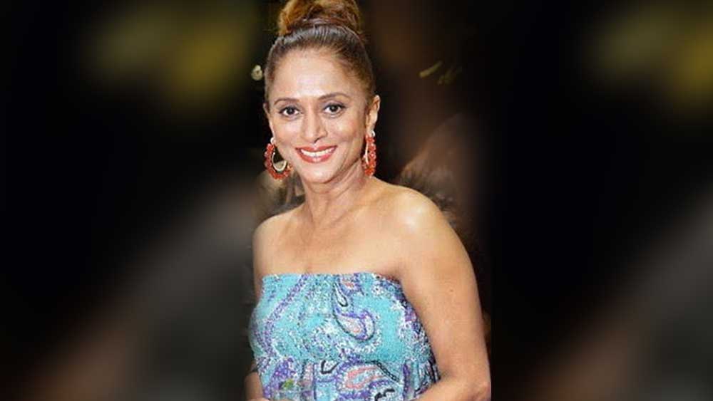 ছোট পর্দায় তাঁর প্রথম কাজ ‘বুনিয়াদ’ ধারাবাহিকে। আটের দশকের আইকনিক এই ধারাবাহিকে তিনি অভিনয় করেছিলেন ‘মঙ্গলা’ চরিত্রে।