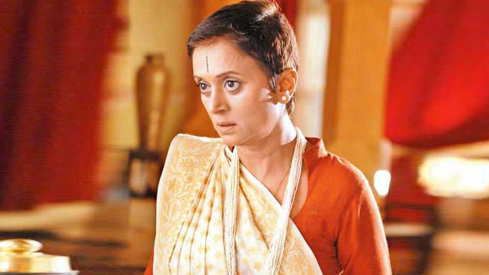 ২০১৫ সালে তিনি অভিনয় করেছিলেন ‘উত্তরণ’ ধারাবাহিকে। এই ধারাবাহিকে কাজের জন্য কৃতিকা নিজের মাথার চুল সব কাটিয়ে ফে্লেছিলেন।