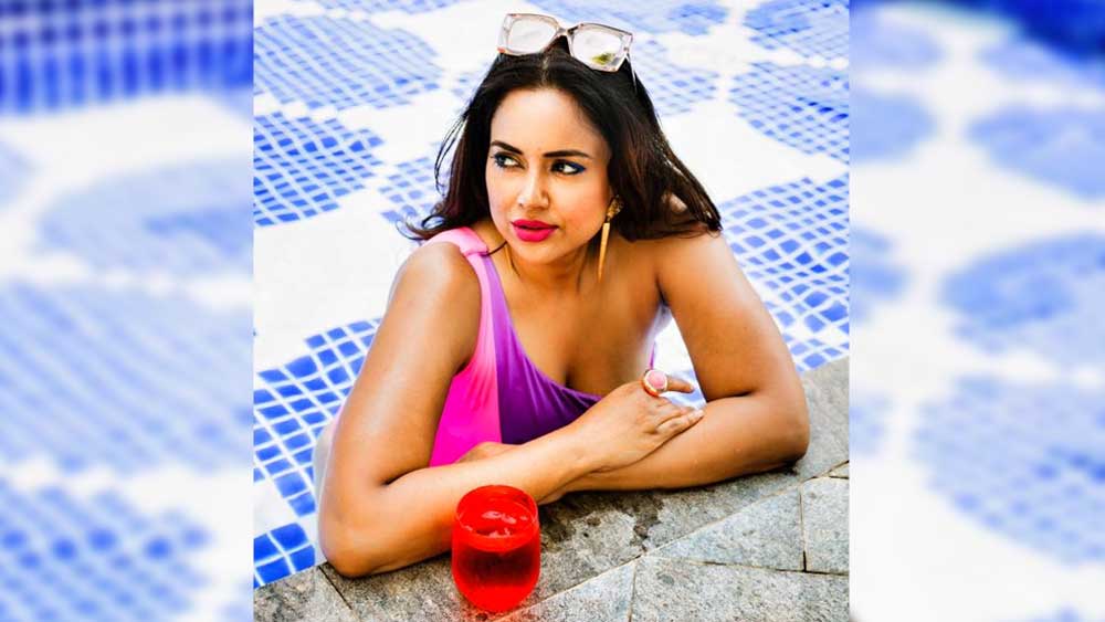 অন্ধ্রপ্রদেশের রাজামুন্দ্রিতে তাঁর জন্ম ১৯৭৮ সালের ১৪ ডিসেম্বর। তাঁর বাবা তেলুগু এবং মা কন্নড়। দুই দিদি মেঘনা এবং সুষমার সঙ্গে সমীরার শৈশব অবশ্য কেটেছে মুম্বইয়ে।