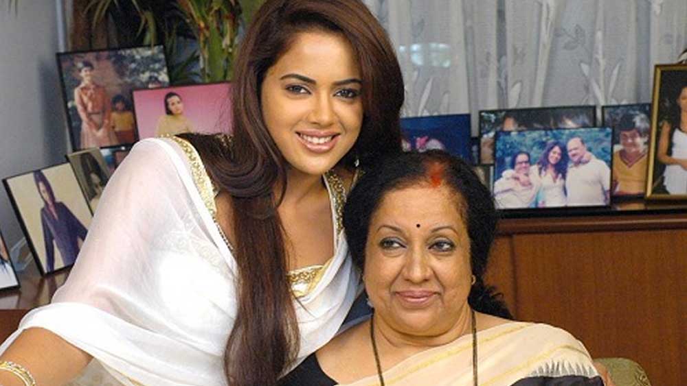 বিনোদন দুনিয়ার বিপরীত মেরুতে থাকা নক্ষত্র এক জন মাইক্রোবায়োলজিস্ট। তবে তিনি মেয়েদের ইচ্ছাপূরণে বাধা দেননি। মাকে আদর করে ‘নিকি’ বলে ডাকেন তিন মেয়ে। তাঁদের বাবা পেশায় ব্যবসায়ী।