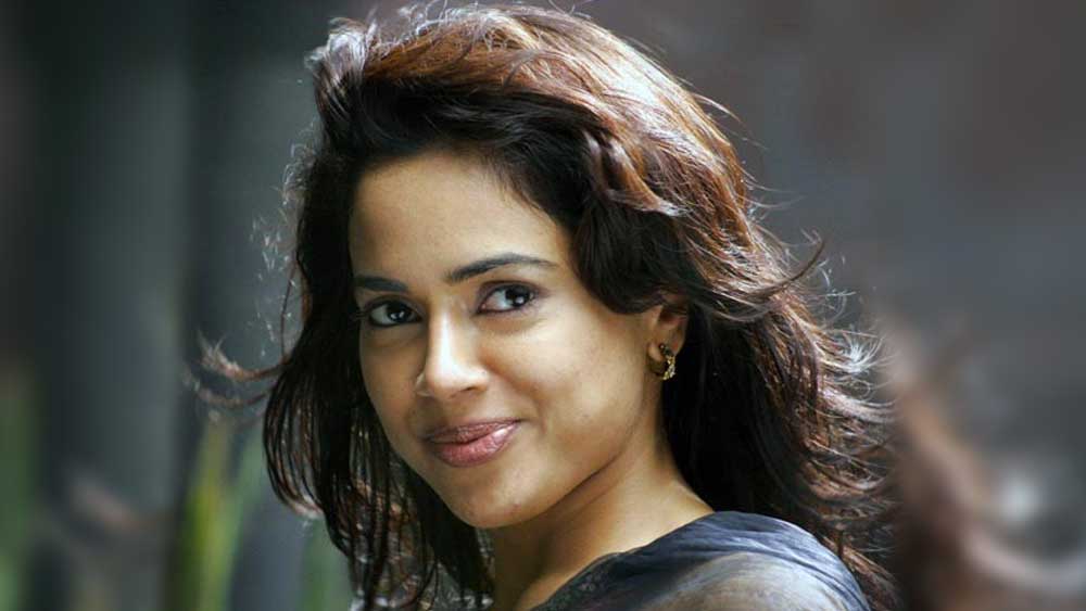 সমীরার কথায় তিনি ছিলেন পরিবারের মধ্যে ‘আগলি ডাকলিং’ বা ‘কুৎসিত হাঁসের ছানা’। ছোটবেলায় বা তার পরে কৈশোরে গ্ল্যামার দুনিয়ায় পা রাখার কোনও ইচ্ছে ছিল না সমীরার।